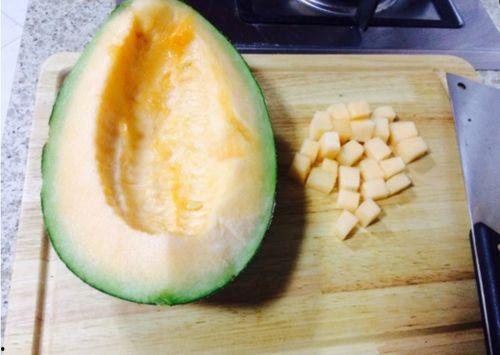 小羊吃哈密瓜,小羊的快乐哈密瓜时光  第1张